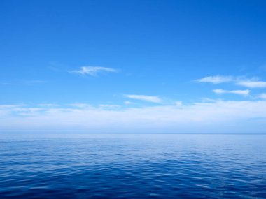 Mavi deniz ve mavi gökyüzü