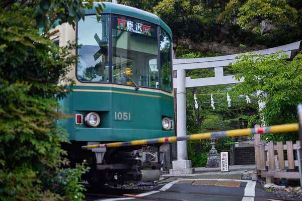 Kamakura的Enoden火车和Torii — 图库照片