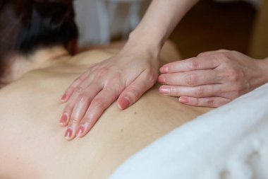 Vücut tedavisi gören bir kadın