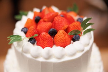 Beyaz krema ve çilekli düğün pastası.