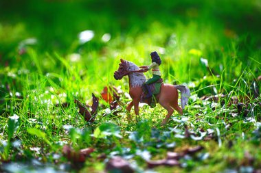 At figürü ve yeşil orman