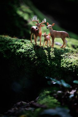 Yaz ormanında geyik figürü