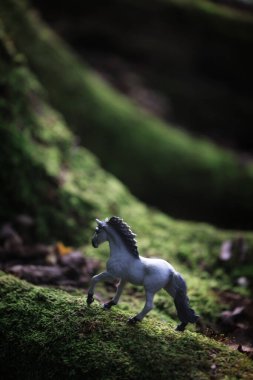 At figürü ve yeşil orman