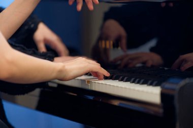 Kadın eli piyano çalıyor.