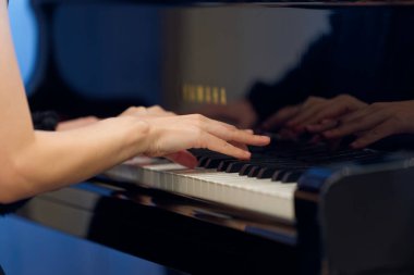 Kadın eli piyano çalıyor.