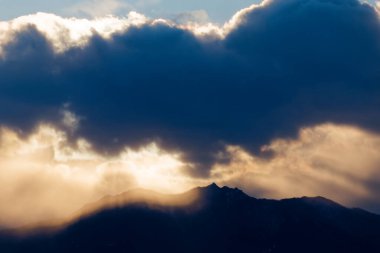 Hokkaido 'da günbatımı ve hidaka dağları