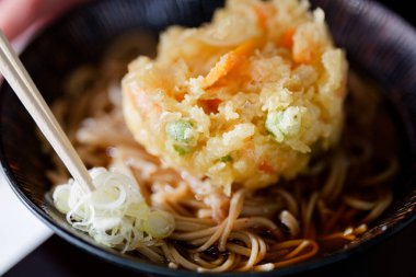 Kakiage soslu soba eriştesi.