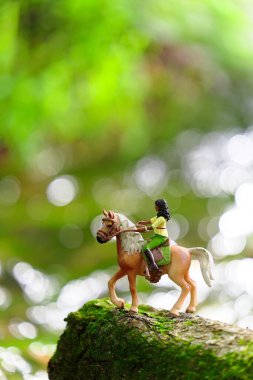 Nehir kıyısında at binme figürü