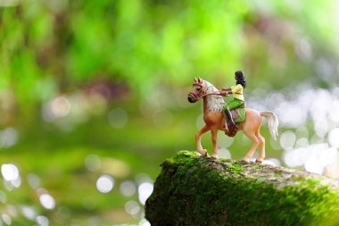 Nehir kıyısında at binme figürü