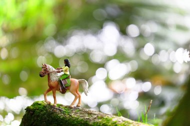 Nehir kıyısında at binme figürü