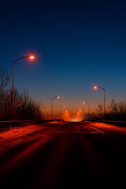 Kışın şafaktan önce yol