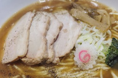 Char Siu şehriyelerini kapatın. 