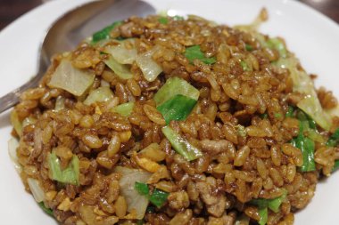 Sebzeli pilavı kapat.