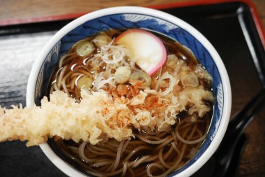 Tempura soba şehriyesini kapatın.