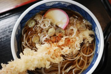 Tempura soba şehriyesini kapatın.