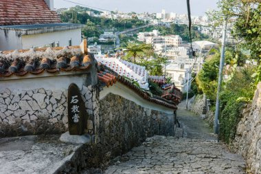 Okinawa 'daki eski kaldırım taşı yolu.