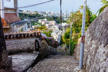 Okinawa 'daki eski kaldırım taşı yolu.