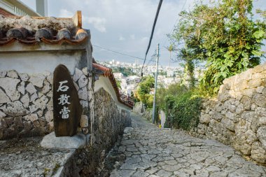 Okinawa 'daki eski kaldırım taşı yolu.
