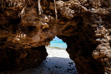 Büyük delikli kaya.