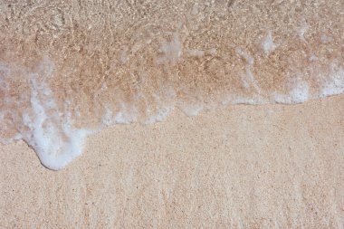 Temiz dalgalar ve kumlu sahil