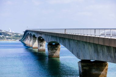 Kouri Adası 'na giden uzun köprü.