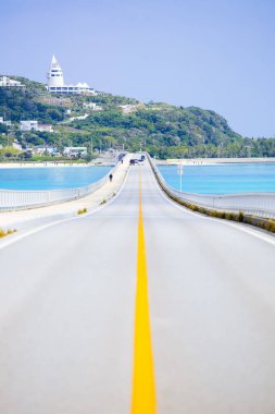 Kouri Adası 'na giden uzun köprü.