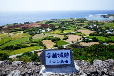 Yoron Adası 'na bakıyorum.
