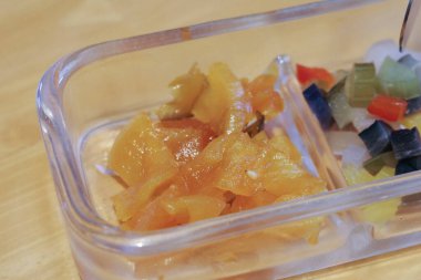 Masadaki renkli turşuları kapat