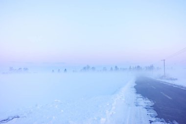 Kışın gün doğumu ve bulutlar
