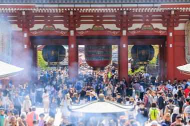 Sensoji Tapınağında bir sürü turist var.