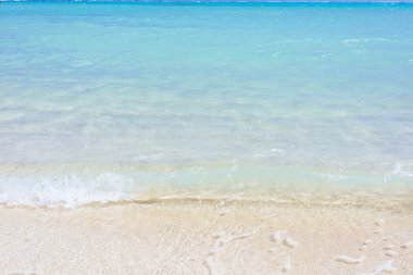 Temiz dalgalar ve kumlu sahil