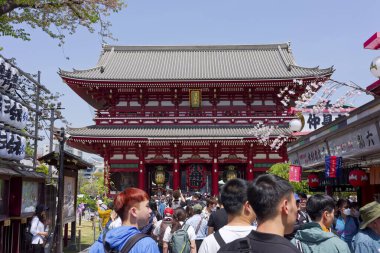 Sensoji Tapınağında bir sürü turist var.