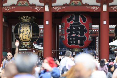 Sensoji Tapınağında bir sürü turist var.