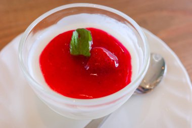 Çilek soslu badem tofusu