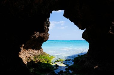 Büyük delikli kaya.