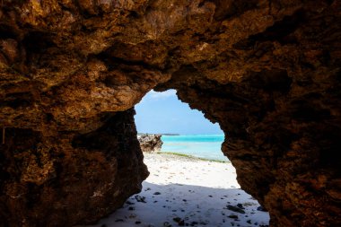 Büyük delikli kaya.