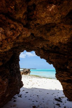 Büyük delikli kaya.