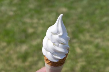 yumuşak servis dondurması ve mavi gökyüzü