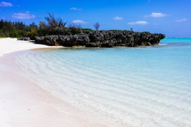 Yoron adasının kobalt mavisi denizi