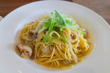 Lezzetli Japon makarnasını kapat.