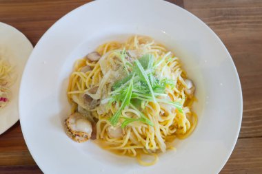 Lezzetli Japon makarnasını kapat.