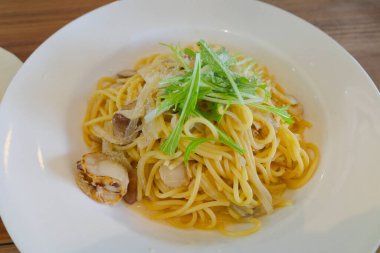 Lezzetli Japon makarnasını kapat.