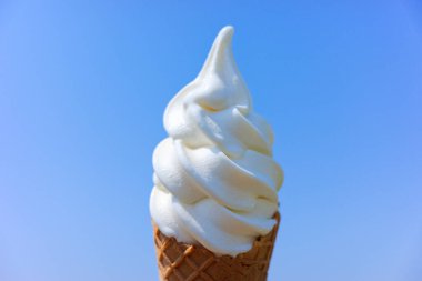 yumuşak servis dondurması ve mavi gökyüzü