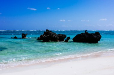 Yoron adasının kobalt mavisi denizi