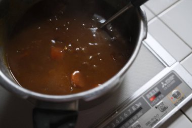 Evde yapılan körili pilav.