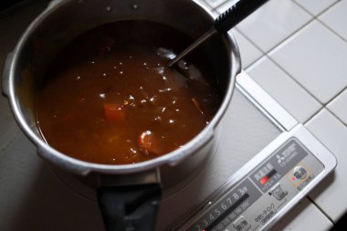 Evde yapılan körili pilav.