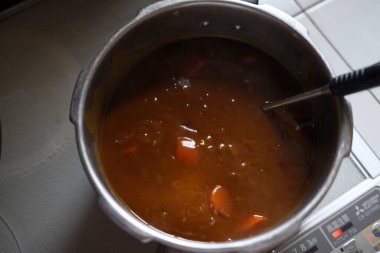 Evde yapılan körili pilav.