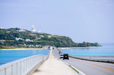 Okinawa 'da denizin üzerindeki yol.