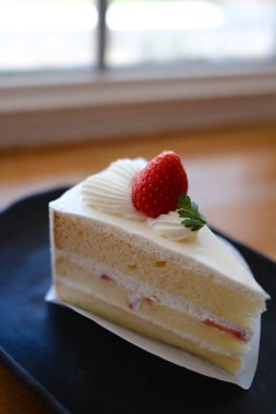 Kafede nefis çilekli pasta.