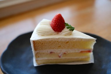 Kafede nefis çilekli pasta.